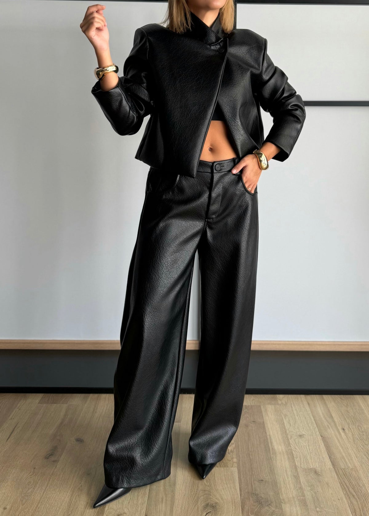 DI- Pantalón de pierna ancha de ecopiel negro