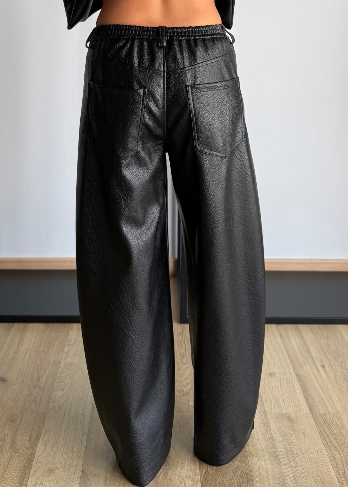 DI- Pantalón de pierna ancha de ecopiel negro