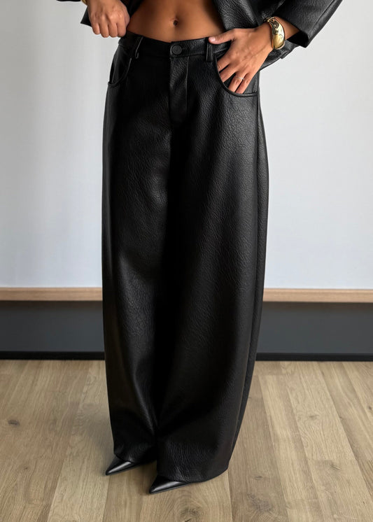 DI- Pantalón de pierna ancha de ecopiel negro