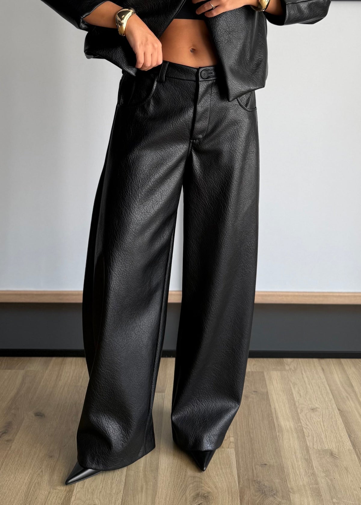 DI- Pantalón de pierna ancha de ecopiel negro