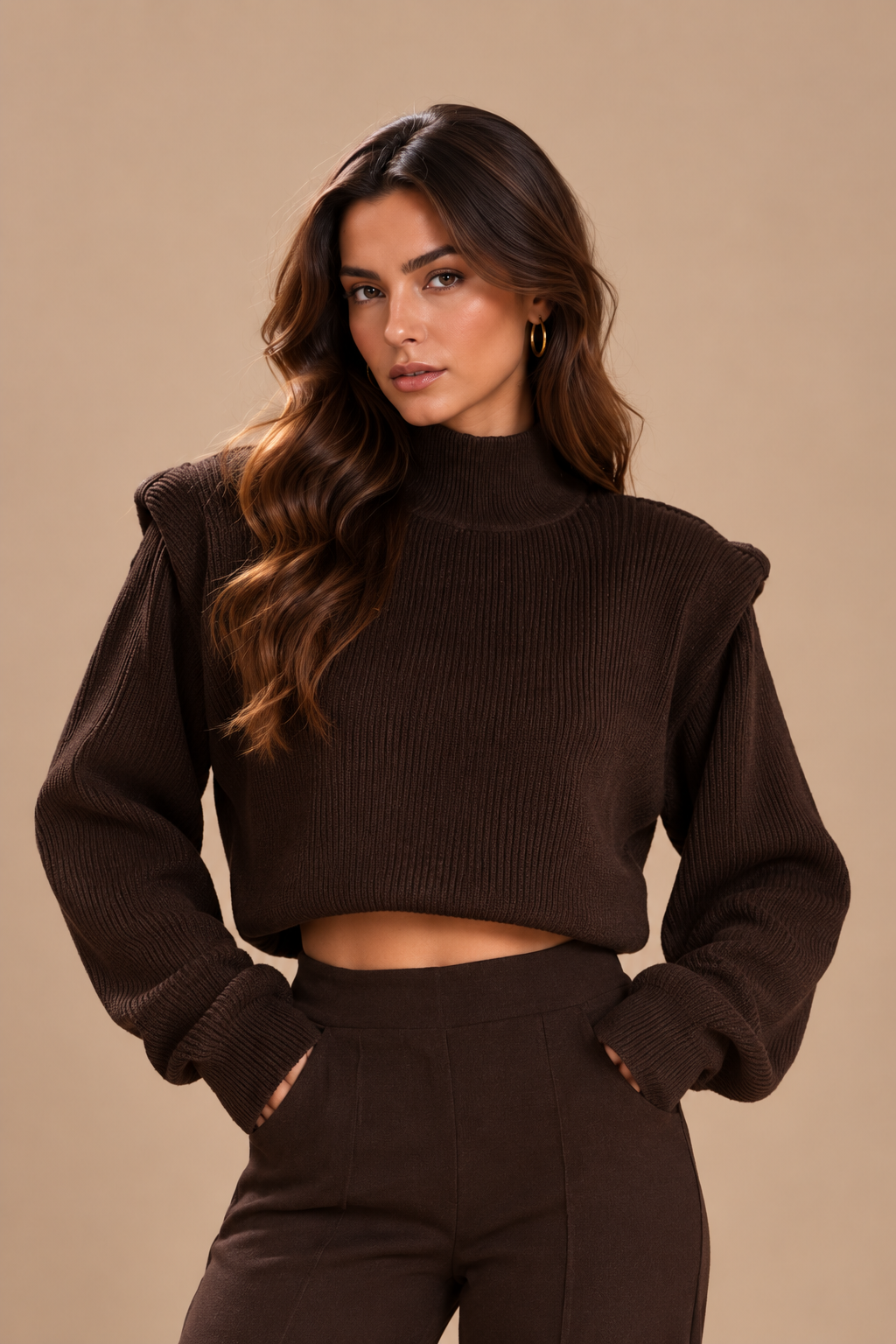 FALON - Jersey de cuello alto con hombros estructurados, color marrón oscuro